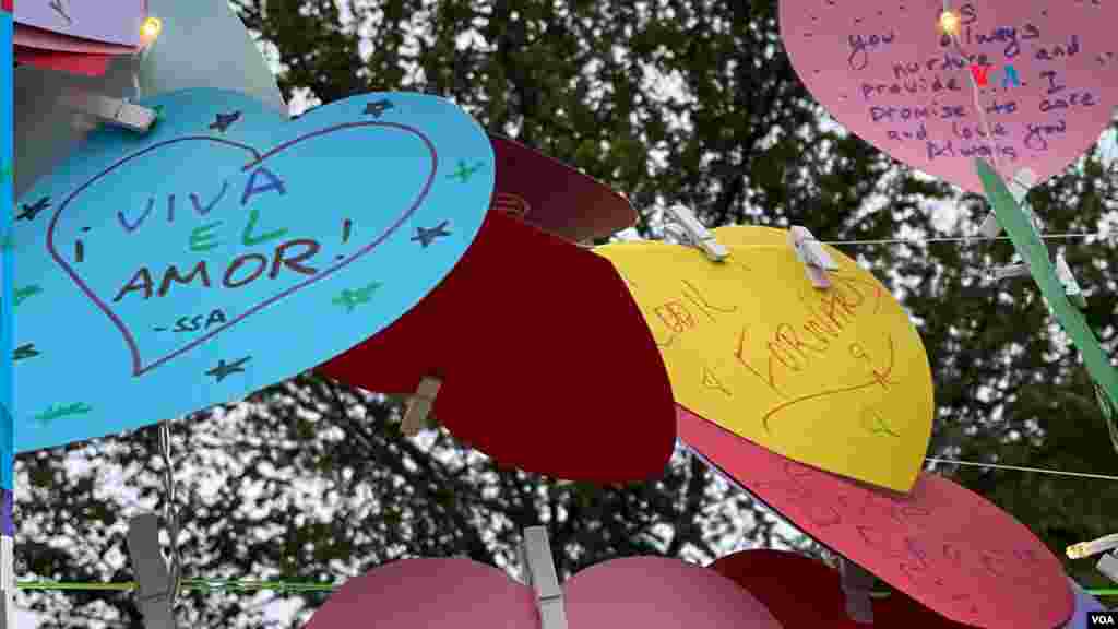 Corazones con mensajes escritos en varios idiomas colgaban de un mural improvisado en el Festival Mundial de la Cultura.