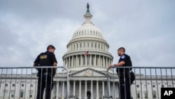 ARCHIVO - Oficiales de la Policía del Capitolio de Estados Unidos se encuentran frente al edificio sede en Washington, el 24 de julio de 2024.