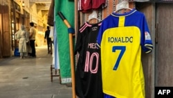 Les maillots n°7 de Cristiano Ronaldo d'al-Nassr et n°10 de Lionel Messi de l'Inter Miami à Doha, le 7 août 2023.