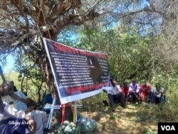 Ibhetshu LikaZulu likhankasela amalungelo ababulawa ngesikhathi sombhuqazwe weGukurahundi. Lapha bebesesigabeni seSilonkwe eTsholotsho okwatshiselwa abantu abanengi endlini. (VOA)