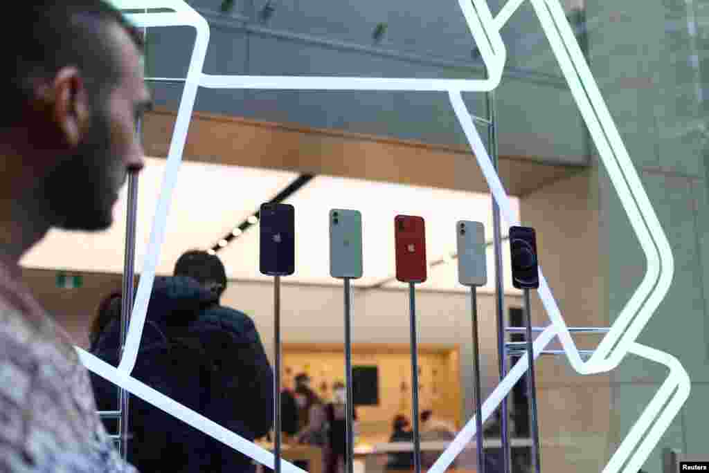 En octubre de 2020 fue el lanzamiento del iPhone 12, que se vio retrasado un mes debido a la pandemia del COVID-19. Fue el primer modelo del smartphone de Apple en ser compatible con la tecnología 5G. 