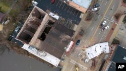 Cuadrillas de limpieza despejan los escombros del techo del Teatro Apollo de Bervidere, Illinois, que se desplomó el sábado 1 de abril de 2023 al paso de un tornado.