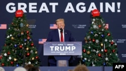 Трамп не коментував рішення суду в Колорадо, але, звертаючись до виборців під час події у штаті Айова у вівторок, він назвав спроби не включити його до бюлетеня "нісенітницею". Фото: KAMIL KRZACZYNSKI / AFP