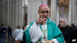 Uskup Agung La Plata, Victor Manuel Fernandez, tersenyum setelah memimpin misa di Katedral La Plata, Argentina, pada 9 Juli 2023. (Foto: AP/Natacha Pisarenko)