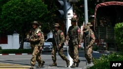 緬甸軍方安全部隊人員在仰光靜默罷工期間在街頭巡邏。(2024年2月1日）