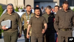 El presidente de Ucrania, Volodymyr Zelenskyy, centro, se va después de dar una conferencia de prensa en la Cumbre de la Comunidad Política Europea (EPC) en Bulboaca, cerca de Chisinau, Moldavia, el 1 de junio de 2023.