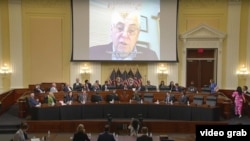 Peter Humphrey (lewat layar video) memberi keterangan kepada Komisi DPR AS tentang kebijakan Partai Komunis China serta pengalamannya dipenjara selama bertahun-tahun saat melakukan bisnis di China, pada sidang Komisi DPR AS di Washington, DC Kamis 13 Juli 2023.