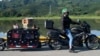 Dos colombianos dejaron todo para recorrer el país junto a sus mascotas en motocicleta   