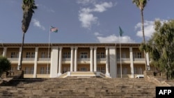 La loi doit encore être avalisée par la chambre basse du parlement namibien et promulguée par le président Geingob pour entrer en vigueur.