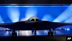 资料照：美国空军B-21“突袭者”（Raider）隐形轰炸机完成首飞。（2022年12月2日）