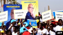 Des manifestants de l'opposition sénégalaise brandissant des photos de l'ancien ministre Karim Wade lors d'une marche pour exiger la transparence lors des élections, à Dakar, le 29 novembre 2018. (Archives)