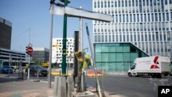 Maua yawekwa kwenye eneo ambako kijana wa miaka 17 aliuawa na afisa wa polisi katika mji wa Nanterre, Juni 28, 2023