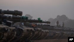 Solda Izrayelyen kanpe sou yon tank tou pre fwontye Izrayel Gaza a nan sid peyi Izrayel, Lendi 1 Janvye 2024.
