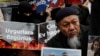Para demonstran dari komunitas Uyghur menggelar aksi protes menentang pemerintah China dalam aksi di depan konsulat China di Istanbul, Turki, pada 30 November 2022. (Foto: Reuters/Dilara Senkaya)