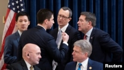 Головуючий конгресмен Марк Грін (праворуч) розмовляє з колегами під час засідання Комітету з внутрішньої безпеки Палати представників, перед голосуванням щодо звинувачень у справі про імпічмент міністра внутрішньої безпеки Алехандро Майоркаса у Вашингтоні, 30 січня 2024 року.