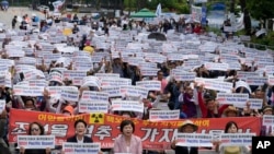 Nelayan Korea Selatan menggelar protes menentang keputusan pemerintah Jepang untuk melepaskan air limbah radioaktif dari PLTN Fukushima, dalam aksi di depan Majelis Nasional di Seoul, Korea Selatan, 12 Juni 2023. 