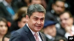 ARCHIVO - El presidente de Honduras, Juan Orlando Hernández, llega a la ceremonia de juramento del nuevo presidente de Guatemala, en la ciudad de Guatemala, el 14 de enero de 2020.