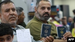 تعدادی از شهروندان فلسطینی تبار در اتاق انتظار مرز پل ملک حسین اردن 