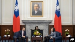 美国众议院美国与中共战略竞争特设委员会主席迈克·加拉格尔（Mike Gallagher）在访问台北期间与台湾总统蔡英文举行会谈。（2024年2月22日）