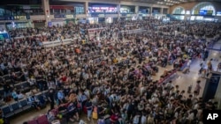 Suasana di Stasiun Kereta Api Hankou di Wuhan, Provinsi Hubei, China tengah, yang ramai menjelang liburaN musim gugur, Kamis, 28 September 2023. (Wu Zhizun/Xinhua melalui AP)