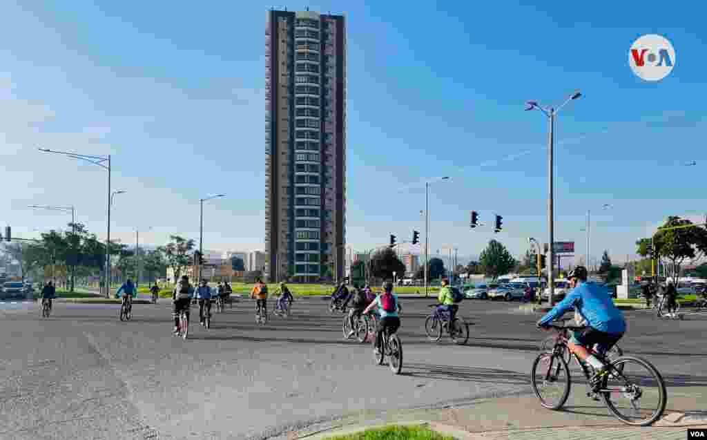 La más reciente encuesta de Movilidad de la Alcaldía de Bogotá indica que en la ciudad se realizan más de 880.367 viajes en bicicleta al día, la mayoría de estos tienen como finalidad ir al trabajo o al lugar de estudio. Esta cifra representa el 7 % del total de viajes en diferentes modos que se hacen en la capital. 