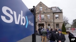 FILE - Antrean pelanggan dan pengamat di luar lokasi cabang Silicon Valley Bank di Wellesley, Mass, Senin, 13 Maret 2023. (AP/Steven Senne, File)