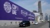 Vehículos transitan junto a una valla publicitaria de la COP28 en la autopista Sheikh Zayed en Dubái, Emiratos Árabes Unidos, el 27 de noviembre de 2023.