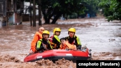 中國救援人員在撤離重慶萬州區遭洪水侵襲的民眾。（2023年7月4日）