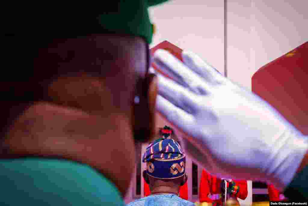 Shugaban Najeriya Bola Ahmed Tinubu yana duba jami'an tsaro a faretin bikin ranar dimokuradiyya a fadarsa