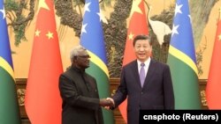 中國領導人習近平在北京人大會堂會見到訪的所羅門群島總理索加瓦雷。（2023年7月10日）