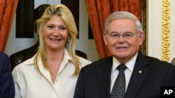 美國聯邦參議員鮑伯‧梅嫩德斯（Bob Menendez）及妻子。（2022年12月20日）