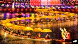 En esta fotografía publicada por la agencia de noticias Xinhua, los turistas disfrutan de un paseo flotante de bambú en un lago durante el Año Nuevo Lunar chino en la provincia de Hubei, en el centro de China, el 11 de febrero de 2024. [Song Wen/Xinhua via AP]