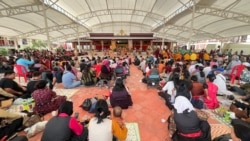 གདན་ས་བཀྲིས་ལྷུན་པོས་མང་ཚོགས་ལ་དགུར་གཏོར་གར་འཆམ་གཟིགས་འབུལ། 