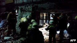 Video yang diambil dari video yang dirilis Kementerian Darurat Rusia, 3 Februari 2024 ini menunjukkan tim penyelamat membersihkan puing-puing, mengeluarkan jenazah korban dan mencari korban yang selamat di dalam gudang roti yang hancur akibat serangan baru-baru ini di Lysychansk.