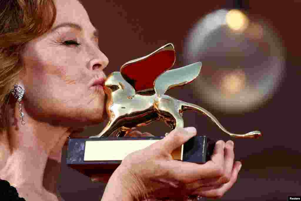Sigourney Weaver posa con el León de Oro a la trayectoria en la alfombra roja durante la ceremonia de apertura del 81º Festival de Cine de Venecia.
