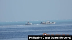 菲律賓海岸警衛隊9月24日發布的照片​​顯示，中國海警船在浮標旁。