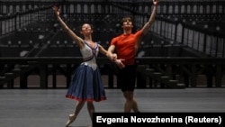 FILE - Principal dancer Elizaveta Kokoreva and soloist Alexei Putintsev of the Bolshoi Theatre take part in a rehearsal in Moscow, Russia April 19, 2023. REUTERS/Evgenia Novozhenina