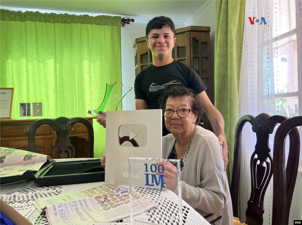 Mami Nena junto a su nieto, Héctor Carrasco, exhiben los distintos premios y reconocimientos que han obtenido a lo largo de su aventura conjunta en las redes sociales.