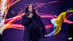 Ukrajinska pevačica krimskotatarskog porijekla Susana Jamaladinova, poznata pod svojim umjetničkim imenom Jamala, izvodi pjesmu "1944", sa kojom je pobijedila na Pjesmi Eurovizije 2016. godine, u Berlinu, Njemačka, 4. marta 2022. godine.
