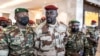 Le président du Comité national du rassemblement et du développement, le colonel Mamady Doumbouya, sort d'une réunion avec des représentants de haut niveau de la Communauté économique des États de l'Afrique de l'Ouest à Conakry, le 17 septembre 2021.