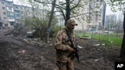 Ukrayna əsgəri Baxmutda. 21 aprel, 2023. 
