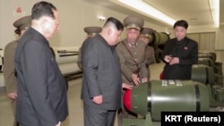 視頻截圖顯示北韓領導人金正恩在一個沒有披露的地點視察核彈頭。（2023年3月28日）