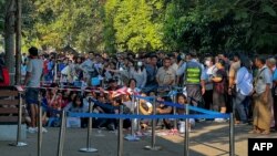Antrean warga untuk mendapatkan visa di luar kedutaan Thailand di Yangon, 16 Februari 2024, setelah pemerintah militer Myanmar menyatakan akan memberlakukan wajib militer. (AFP)