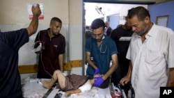 Yon tigason Palestinyen blese nan bonbadman Izrayelyen Bann Gaza a epi resevwa swen nan lopital Khan Younis la, 9 Jiye, 2024.