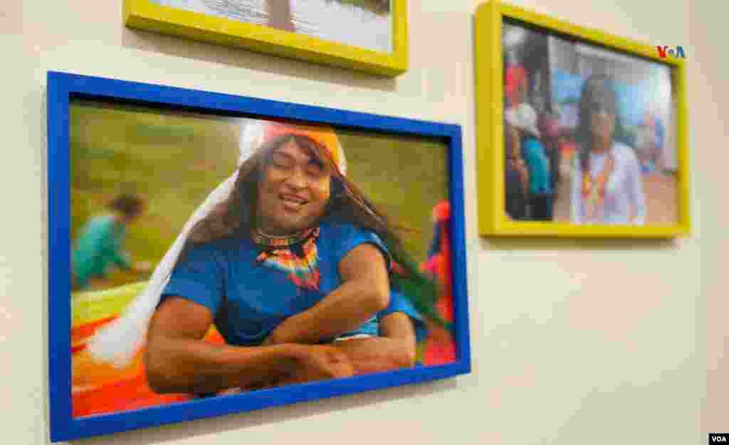 En un costado de la sala cinco, denominada, Talleres del Panóptico, hay 30 fotografías, con marcos coloridos que hablan sobre el lugar donde viven, su cotidianidad y su cultura.