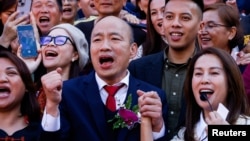 台灣國民黨立委韓國瑜（中）當選台灣立法院院長。 （2024年2月1日）