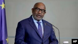Rais wa Comoros Azali Assoumani kwenye piccha ya maktaba.