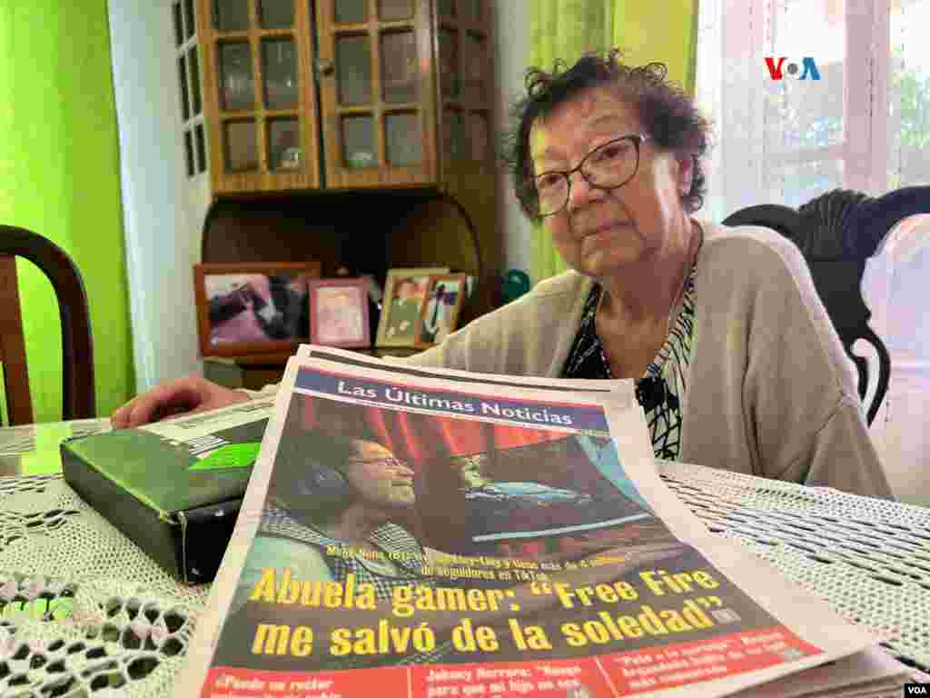 Mami Nena y su familia reúnen todos los trofeos y portadas de diarios que aluden los éxitos de la matriarca de esta familia. Ella muestra orgullosa sus galardones por Free Fire junto al reconocimiento por ser parte de los 100 adultos mayores.