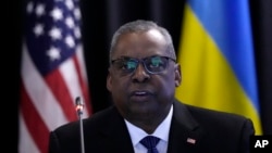 Američki sekretar za odbranu Lloyd Austin govori tokom sastanka Kontakt grupe za odbranu Ukrajine, u vazduhoplovnoj bazi u Rammstein, Njemačka, 21. aprila 2023.