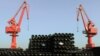Sejumlah pipa sedang dimuat di Pelabuhan Lianyungang, di Provinsi Jiangsu, China timur, 1 Desember 2015. (Foto: AFP)